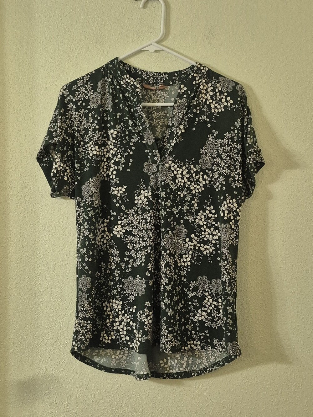 IMAN Green Floral Short Sleeve V-Neck Blouse